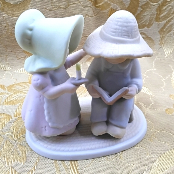Homco Circle of Friends by Masterpiece, The Family Hour Figurine - Picture 2 of 7